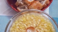 Kalau @helina.1975 beda lagi. Ia menikmati bubur kacang hijau kupas dengan paduan irisan cakue renyah. Enaknya! Foto: Instagram @helina.1975