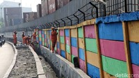 Menurut petugas tujuan pengecatan tersebut guna menyambut Asian Games 2018 pada Agustus mendatang.