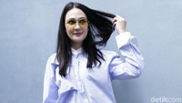 Ia tampak mengenakan baju garis-garis kotak dengan celana cutbray berwarna hitam. Foto: Pool/Palevi S/detikHOT