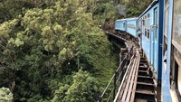 Kereta yang akan membawa traveler menuju ke Ella terdiri dari 10 gerbong. Sesampainya di Kota Rambukkana, kereta mulai menanjak menaiki bukit. (Mihiri/lstimewa)