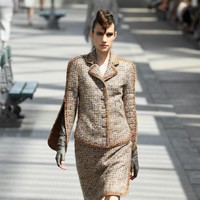 Koleksi-koleksi terbaru Chanel Haute Couture Fall/Winter 2018 dipamerkan dalam peragaan busana bertema High Profile di Paris, Prancis. Selasa 3/7/2018. [Foto: Pascal Le Segretain/Getty Images]