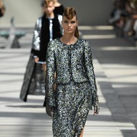 Koleksi-koleksi terbaru Chanel Haute Couture Fall/Winter 2018 dipamerkan dalam peragaan busana bertema High Profile di Paris, Prancis. Selasa 3/7/2018. [Foto: Pascal Le Segretain/Getty Images]