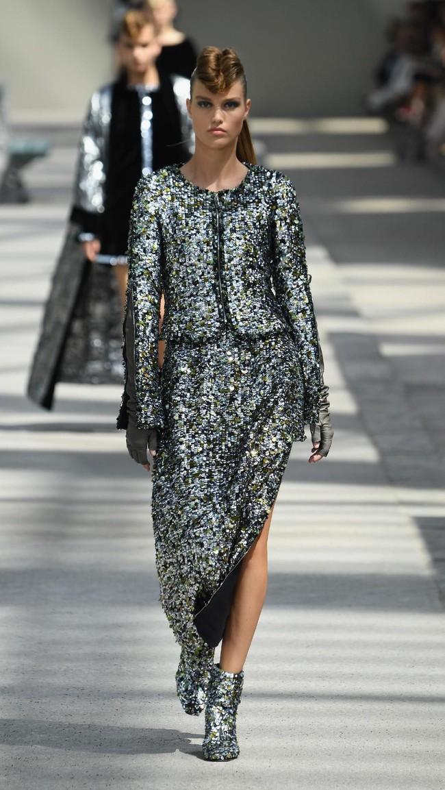 Koleksi-koleksi terbaru Chanel Haute Couture Fall/Winter 2018 dipamerkan dalam peragaan busana bertema High Profile di Paris, Prancis. Selasa 3/7/2018. [Foto: Pascal Le Segretain/Getty Images]