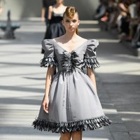 Koleksi-koleksi terbaru Chanel Haute Couture Fall/Winter 2018 dipamerkan dalam peragaan busana bertema High Profile di Paris, Prancis. Selasa 3/7/2018. [Foto: Pascal Le Segretain/Getty Images]