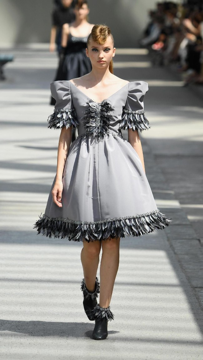 Koleksi-koleksi terbaru Chanel Haute Couture Fall/Winter 2018 dipamerkan dalam peragaan busana bertema High Profile di Paris, Prancis. Selasa 3/7/2018. [Foto: Pascal Le Segretain/Getty Images]