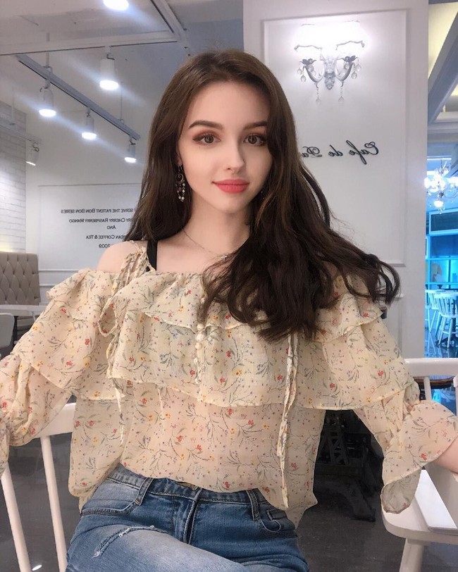 Gadis berusia 21 tahun ini merupakan selebgram dan juga bintang YouTube.Foto: Instagram @elina_4_22