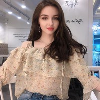 Gadis berusia 21 tahun ini merupakan selebgram dan juga bintang YouTube.Foto: Instagram @elina_4_22