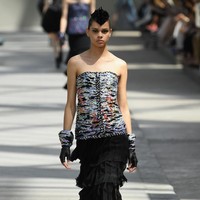 Koleksi-koleksi terbaru Chanel Haute Couture Fall/Winter 2018 dipamerkan dalam peragaan busana bertema High Profile di Paris, Prancis. Selasa 3/7/2018. [Foto: Pascal Le Segretain/Getty Images]