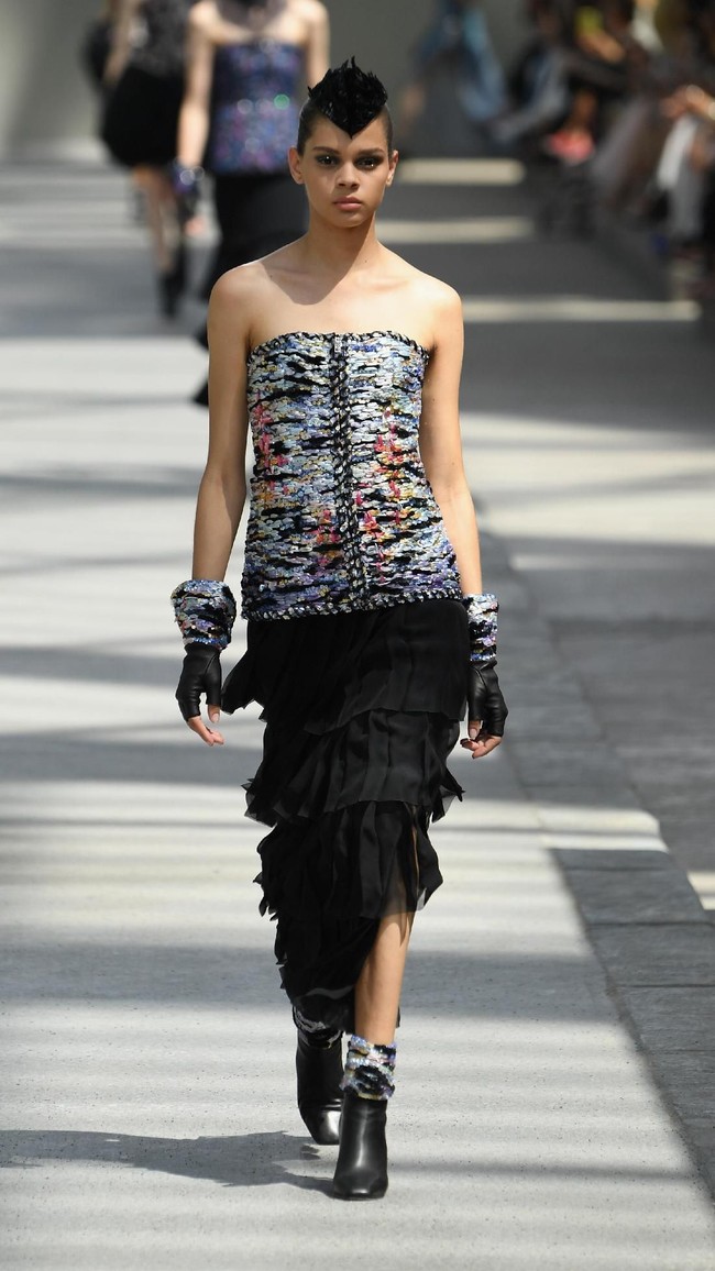 Koleksi-koleksi terbaru Chanel Haute Couture Fall/Winter 2018 dipamerkan dalam peragaan busana bertema High Profile di Paris, Prancis. Selasa 3/7/2018. [Foto: Pascal Le Segretain/Getty Images]