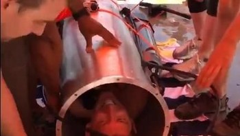 Walau tampak mungil, kapal selam ini mampu menampung satu orang dewasa di dalamnya. Foto: Twitter/ElonMusk