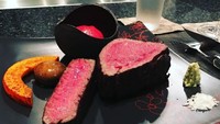 Varhalla. Tambah steak yang tengahnya masih berwarna merah muda. Empuk dan juicy! Foto: Instagram @peach_pachara