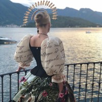 Panorama indah Sungai Como yang ikonik itu semakin membuat penampilan Kitty Spencer kian dramatis. (Foto: Instagram/@kitty.spencer)