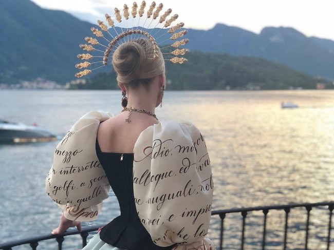 Panorama indah Sungai Como yang ikonik itu semakin membuat penampilan Kitty Spencer kian dramatis. (Foto: Instagram/@kitty.spencer)