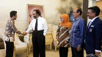Surya Paloh pun mengucapkan selamat atas kemenangan pasangan tersebut dalam Pemilihan Gubernur Jawa Timur.