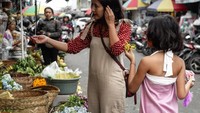 Widi Mulia bersama dengan Widuri mampir ke Pasar Sukowati, Bali. Selain tertarik membeli bunga, ia pun tertarik dengan buah-buahan segar yang dijual di sana. Foto: Instagram @widimulia