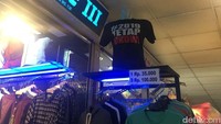 Kaos tersebut dijual dengan harga Rp 35.000 untuk setiap piece. Sedangkan jika membeli lebih banyak bisa mendapat harga yang lebih murah.