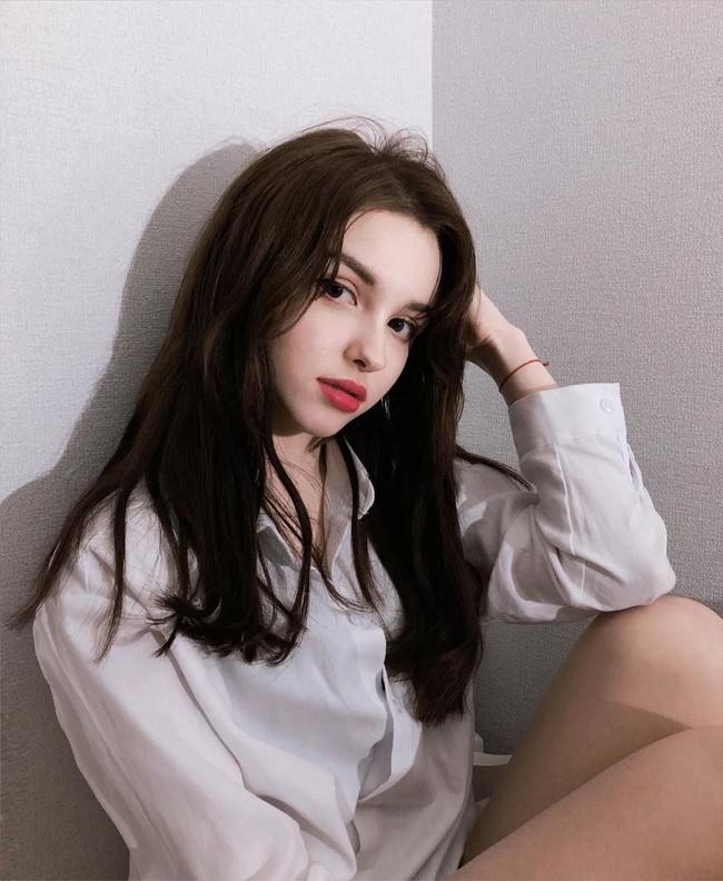 Visual dirinya yang imut dan mirip Barbie ini pun membuat Karimova banyak dikagumi oleh netizen terutama pria.Foto: Instagram @elina_4_22