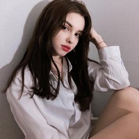 Visual dirinya yang imut dan mirip Barbie ini pun membuat Karimova banyak dikagumi oleh netizen terutama pria.Foto: Instagram @elina_4_22