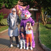 Di kesempatan lain, Zaskia juga pernah terlihat memadupadankan kemeja kotak-kotak dengan tunik. Padanan warna netral dan sepatu sneakers membuatnya terlihat kasual dan nyaman. Foto: Instagram/Zaskia Adya Mecca