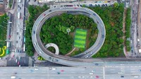 Dikenal sebagai kota super padat, Shenyang di China punya lapangan bola di lokasi yang paling tak biasa. Bayangkan saja, ada lapangan di dalam area ring road yang sibuk (AFP)  