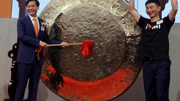 Penerimaan bersih Xiaomi dari hasil IPO sebesar HKD 23,98 miliar, setelah dipotong biaya penjaminan dan biaya relevan lain. Nilai valuasi perusahaan yang didirikan Lei Jun ini pun hanya menjadi USD 54,3 miliar, setengah dari target USD 100 miliar. Foto: Reuters