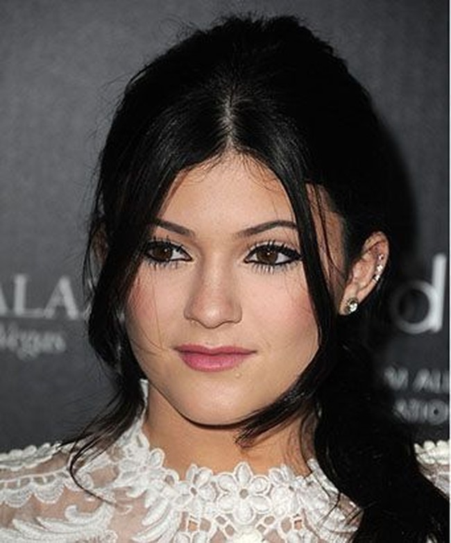 Saat usianya 14 tahun di 2011, putri dari pasangan Kris Jenner dan Bruce Jenner itu sudah berani mengeksplorasi make-up. Kylie tampil dengan riasan mata bernuansa gold, eyeliner hitam, bulu mata palsu dan lipstik warna pink. Kylie tampaknya ingin bibirnya lebih berisi, sehingga ia menggunakan lipliner yang dipulaskan sedikit di luar garis bibirnya.  Foto: Getty Images