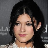 Saat usianya 14 tahun di 2011, putri dari pasangan Kris Jenner dan Bruce Jenner itu sudah berani mengeksplorasi make-up. Kylie tampil dengan riasan mata bernuansa gold, eyeliner hitam, bulu mata palsu dan lipstik warna pink. Kylie tampaknya ingin bibirnya lebih berisi, sehingga ia menggunakan lipliner yang dipulaskan sedikit di luar garis bibirnya.  Foto: Getty Images