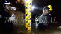 Mereka juga terus memantau ketinggian air di dalam gua. Thai Navy Seal/Handout via REUTERS.