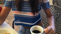 Wah, saat ngantuk saja Emily aja cantik begini! Untuk menghalau kantuk, ia minum secangkir kopi saat sarapan. Foto: Instagram emrata