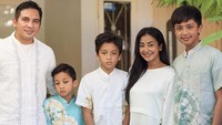 Frans Mohede dan Amara bertemu saat keduanya sama-sama menjadi anggota Lingua. Keduanya menikah beda agama pada 1999 di Hongkong. Dan dari pernikahannya mereka kini sudah di karunia tiga putra. Foto: Dok. Instagram