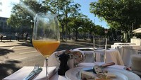 Ini juga membuktikan kalau Link Ling memang lebih doyan kulineran saat sedang traveling. Beberapa jenis keju dan segelas jus jeruk ini jadi menu sarapannya saat berada di Terrasse, Switzerland. Foto: Instagram linguling