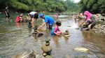 Foto: Serunya Rock Balancing di Sungai Citanduy Ciamis