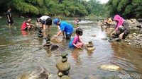 Seni Rock Balancing atau keseimbangan batu mulai diminati oleh warga Desa Karangkamulyan Kecamatan Cijeungjing, Kabupaten Ciamis, Jawa Barat. (Dadang Hermansyah/detikTravel)