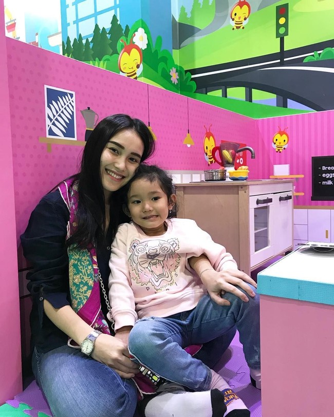 Ayu Ting Ting memakai jam tangan Audemars Piguet Royal Oat dengan hiasan berlian yang dijual US$ 38,200 atau Rp 547 juta. Foto: Dok. Instagram