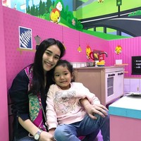 Ayu Ting Ting memakai jam tangan Audemars Piguet Royal Oat dengan hiasan berlian yang dijual US$ 38,200 atau Rp 547 juta. Foto: Dok. Instagram