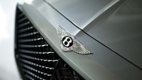 Di Indonesia, Bentley Bentayga V8 dijual dengan harga Rp 7,999 miliar off the road. Pool/Bentley.