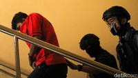 Sandi menyerahkan diri karena takut dikejar-kejar polisi.