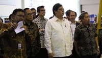 Di pabrik yang merupakan hasil kerja sama PT Kiat Inovasi dan PT Valesto Indonesia itu Airlangga mendapatkan penjelasan mengenai proses perakitan KMW yang merupakan kepanjangan dari Kiat Mahesa Wintor. Pool/KMW.