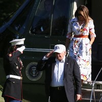 Untuk urusan gaya berbusana, Ibu Negara Amerika Serikat Melania Trump tak takut untuk bereksplorasi. Seperti gayanya yang satu ini saat tiba di halaman Gedung Putih bersama Presiden AS Donald Trump. Turun dari helikopter kepresidenan, Melania muncul dalam balutan gaun bercorak mencolok. (Foto: Getty Images)