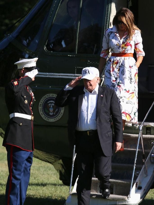 Untuk urusan gaya berbusana, Ibu Negara Amerika Serikat Melania Trump tak takut untuk bereksplorasi. Seperti gayanya yang satu ini saat tiba di halaman Gedung Putih bersama Presiden AS Donald Trump. Turun dari helikopter kepresidenan, Melania muncul dalam balutan gaun bercorak mencolok. (Foto: Getty Images)