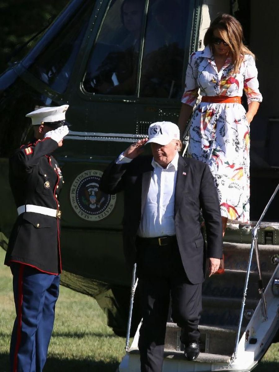 Foto Tampil Beda Melania Trump Pakai Gaun Bermotif Burung Beo