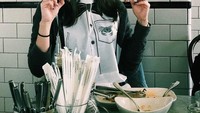 Begini gaya imut Ling Ling saat sedang melahap king crab di restoran seafood yang berada di San Francisco, Amerika Serikat. Foto: Instagram linguling