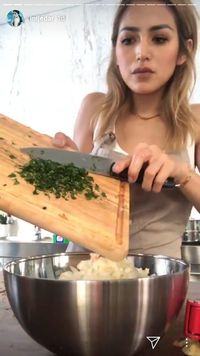 Aksi Jedar saat menambahkan daun ketumbar.
