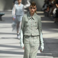 Koleksi-koleksi terbaru Chanel Haute Couture Fall/Winter 2018 dipamerkan dalam peragaan busana bertema High Profile di Paris, Prancis. Selasa 3/7/2018. [Foto: Pascal Le Segretain/Getty Images]