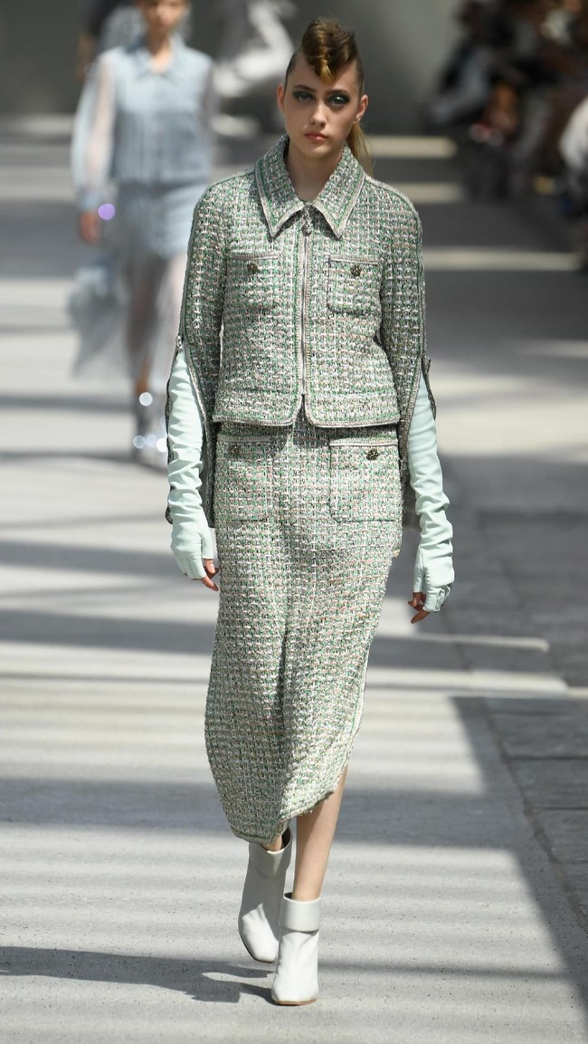 Koleksi-koleksi terbaru Chanel Haute Couture Fall/Winter 2018 dipamerkan dalam peragaan busana bertema High Profile di Paris, Prancis. Selasa 3/7/2018. [Foto: Pascal Le Segretain/Getty Images]