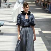 Koleksi-koleksi terbaru Chanel Haute Couture Fall/Winter 2018 dipamerkan dalam peragaan busana bertema High Profile di Paris, Prancis. Selasa 3/7/2018. [Foto: Pascal Le Segretain/Getty Images]