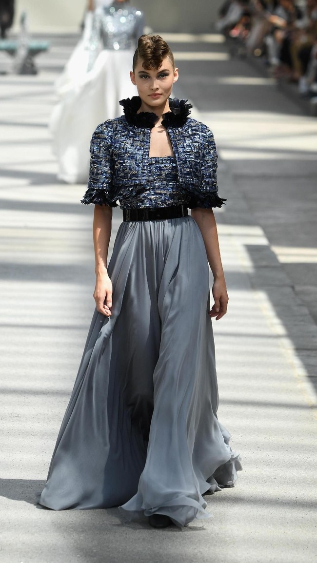 Koleksi-koleksi terbaru Chanel Haute Couture Fall/Winter 2018 dipamerkan dalam peragaan busana bertema High Profile di Paris, Prancis. Selasa 3/7/2018. [Foto: Pascal Le Segretain/Getty Images]