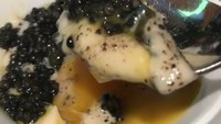 Kali ini wanita yang akrab disapa Ling Ling itu sedang berada di Barcelona, Spanyol. Sajian terlur bertopping black truffle jadi menu makannya kala itu. Mantap, tulisnya.  Foto: Instagram linguling