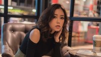 Rosalindynata Gunawan merupakan istri Aga Bakrie, putra Nirwan Bakrie. Ia merupakan seorang designer lulusan fashion designer Royal Melbourne Institute of Technologi, Australia. Foto: Instagram linguling