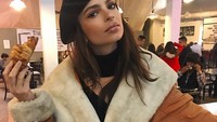 Pemain film I Feel Pretty ini menikmati waktu di Prancis. Vive la France, tulisnya sambil memegang croissant di tangan. Foto: Instagram emrata